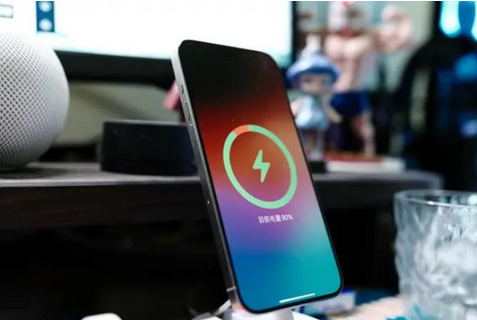 元江苹果15换屏服务分享用什么充电器给iPhone15充电更好 